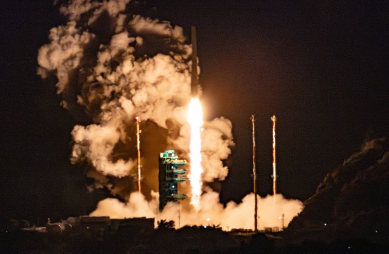 [여수=뉴시스] 황준선 기자 = 한국형 발사체 누리호가 27일 새벽 전남 고흥군 나로우주센터에서 발사되고 있다. 민간 기업인 한화에어로스페이스가 기술 이전을 통해 발사체 제작 전 과정을 주관한 누리호 4호기는 오로라·대기광 관측과 우주 자기장·플라스마 측정 등을 위한 위성 13기가 탑재됐다. 2025.11.27. hwang@newsis.com