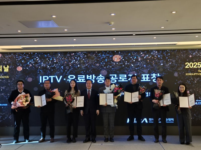 [서울=뉴시스] 이윤석 수습기자=12일 오전 서울 중구 웨스틴조선호텔. '2025 IPTV의 날' 행사에서 이병석 한국IPTV방송협회장(왼쪽에서 네 번째)과 협회장상을 수여받은 IPTV산업 유공자들이 기념 사진을 찍고 있다. 2025.12.12leeys@newsis.com