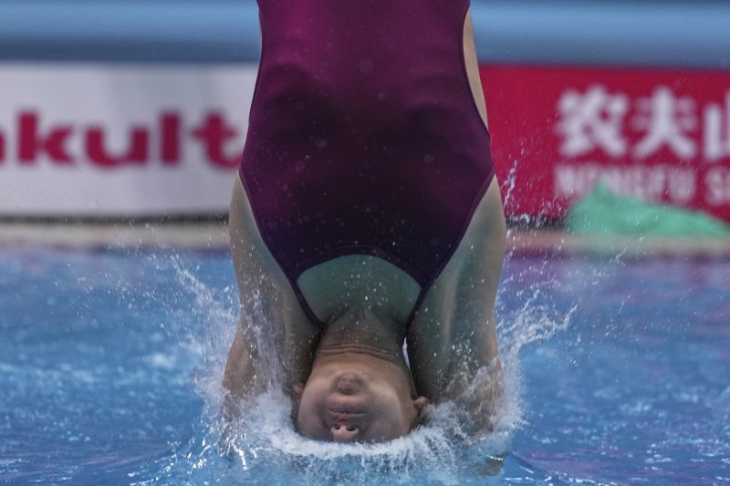 [싱가포르=AP/뉴시스] 마하 에이사(이집트)가 1일(현지 시간) 싱가포르 스포츠 허브 아쿠아틱 센터에서 열린 2025 세계수영연맹(WA) 세계선수권대회 다이빙 여자 3m 스프링보드 예선 경기를 펼치고 있다. 2025.08.01.