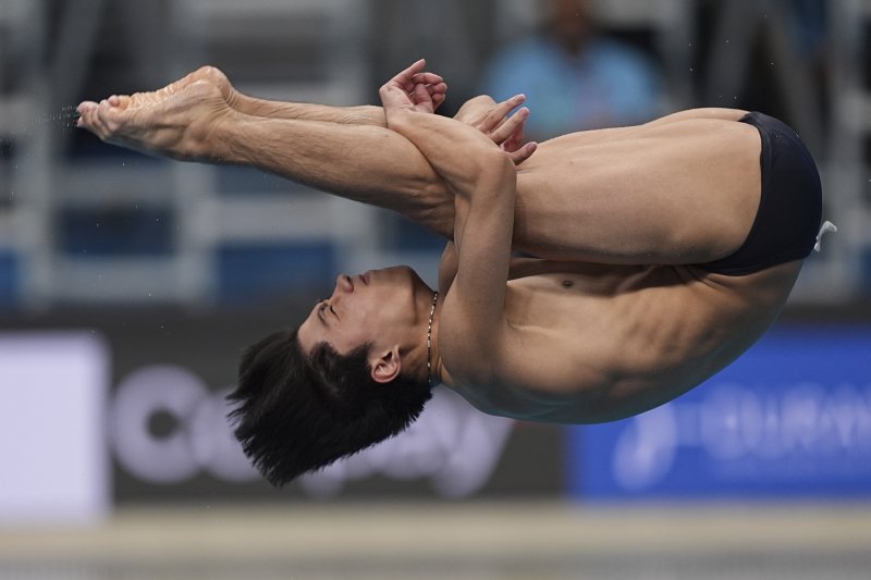 [싱가포르=AP/뉴시스] 이재경이 31일(현지 시간) 싱가포르 스포츠 허브 아쿠아틱 센터에서 열린 2025 세계수영연맹(WA) 세계선수권대회 다이빙 남자 3m 스프링보드 예선 경기를 펼치고 있다. 2025.07.31.