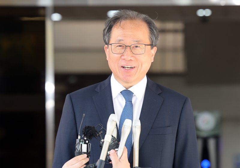 [부산=뉴시스] 하경민 기자 = 4·2 부산교육감 재선거에서 당선된 김석준 교육감이 3일 오전 부산 부산진구 부산시교육청 앞에서 취임 소감을 밝히고 있다. 2025.04.03. yulnetphoto@newsis.com