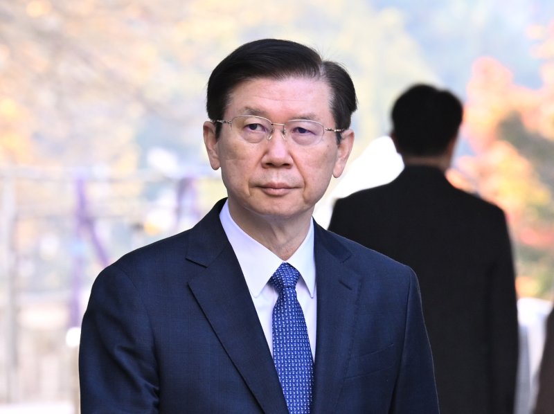 박종준 전 대통령경호처장이 7일 오전 서울 서초구 서울중앙지법에서 열린 윤석열 전 대통령의 특수공무집행방해 등 혐의 속행 공판에 증인으로 출석하고 있다. (공동취재) 2025.11.7/뉴스1 ⓒ News1 김민지 기자