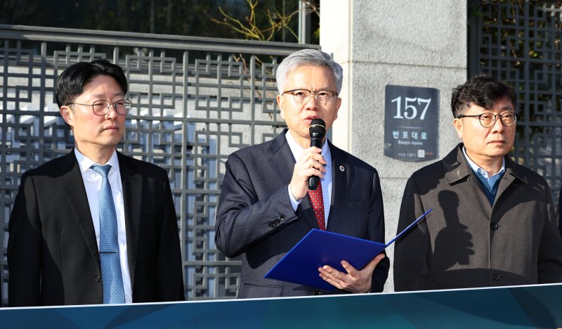 [서울=뉴시스] 최진석 기자 = 김택우(가운데) 대한의사협회 회장이 12일 서울 서초구 대검찰청 앞에서 열린 의대정원 증원 절차 감사원 감사 결과에 따른 전 대통령 및 관계자 고발 기자회견에서 발언하고 있다. 2025.12.12. myjs@newsis.com