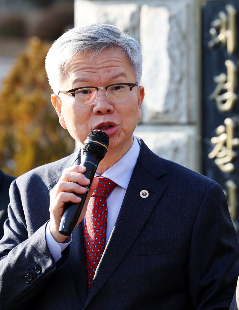 [서울=뉴시스] 최진석 기자 = 김택우 대한의사협회 회장이 12일 서울 서초구 대검찰청 앞에서 열린 의대정원 증원 절차 감사원 감사 결과에 따른 전 대통령 및 관계자 고발 기자회견에서 발언하고 있다. 2025.12.12. myjs@newsis.com