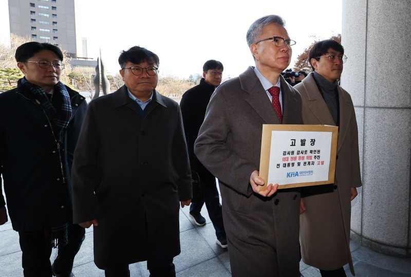 [서울=뉴시스] 최진석 기자 = 김택우(왼쪽 세번째) 대한의사협회 회장이 12일 서울 서초구 대검찰청 앞에서 열린 의대정원 증원 절차 감사원 감사 결과에 따른 전 대통령 및 관계자 고발 기자회견을 마친 뒤 고발장을 제출하기 위해 이동하고 있다. 2025.12.12. myjs@newsis.com