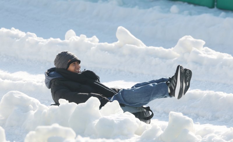 에버랜드 겨울 야외 액티비티 '스노우 버스터'가 개장한 12일 경기 용인시 처인구 에버랜드 눈썰매장 스노우 버스터에서 외국인들이 눈썰매를 타며 즐거운 시간을 보내고 있다. 2025.12.12/뉴스1 ⓒ News1 김영운 기자