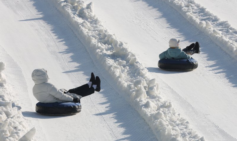 에버랜드 겨울 야외 액티비티 '스노우 버스터'가 개장한 12일 경기 용인시 처인구 에버랜드 눈썰매장 스노우 버스터에서 방문객들이 눈썰매를 타며 즐거운 시간을 보내고 있다. 2025.12.12/뉴스1 ⓒ News1 김영운 기자