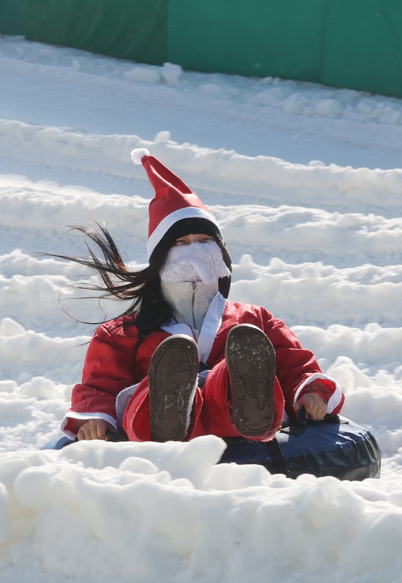 에버랜드 겨울 야외 액티비티 '스노우 버스터'가 개장한 12일 경기 용인시 처인구 에버랜드 눈썰매장 스노우 버스터에서 산타 복장을 한 직원들이 눈썰매를 타고 있다. 2025.12.12/뉴스1 ⓒ News1 김영운 기자