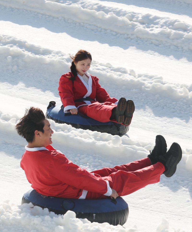 에버랜드 겨울 야외 액티비티 '스노우 버스터'가 개장한 12일 경기 용인시 처인구 에버랜드 눈썰매장 스노우 버스터에서 산타 복장을 한 직원들이 눈썰매를 타고 있다. 2025.12.12/뉴스1 ⓒ News1 김영운 기자