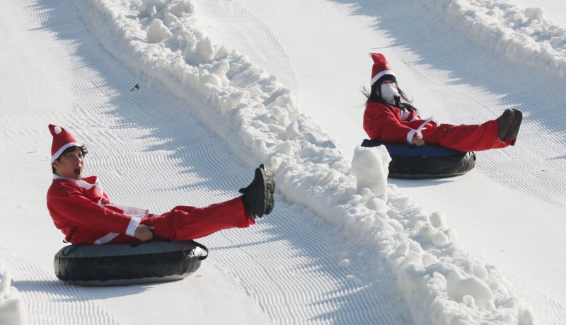 에버랜드 겨울 야외 액티비티 '스노우 버스터'가 개장한 12일 경기 용인시 처인구 에버랜드 눈썰매장 스노우 버스터에서 산타 복장을 한 직원들이 눈썰매를 타고 있다. 2025.12.12/뉴스1 ⓒ News1 김영운 기자