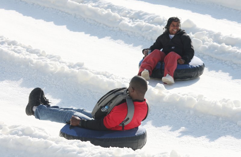 에버랜드 겨울 야외 액티비티 '스노우 버스터'가 개장한 12일 경기 용인시 처인구 에버랜드 눈썰매장 스노우 버스터에서 외국인들이 눈썰매를 타며 즐거운 시간을 보내고 있다. 2025.12.12/뉴스1 ⓒ News1 김영운 기자