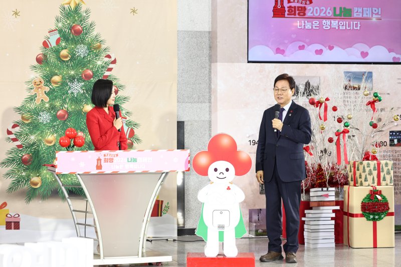 [창원=뉴시스]박완수 경남도지사가 12일 오전 KBS 창원방송총국에서 진행된 KBS 특별생방송 '희망2026 나눔캠페인, 나눔은 행복입니다'에 출연해 성금을 기부한 후 도민의 적극적인 동참을 요청하는 인터뷰를 하고 있다.(사진=경남도 제공) 2025.12.12. photo@newsis.com