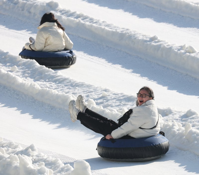 에버랜드 겨울 야외 액티비티 '스노우 버스터'가 개장한 12일 경기 용인시 처인구 에버랜드 눈썰매장 스노우 버스터에서 방문객들이 눈썰매를 타며 즐거운 시간을 보내고 있다. 2025.12.12/뉴스1 ⓒ News1 김영운 기자