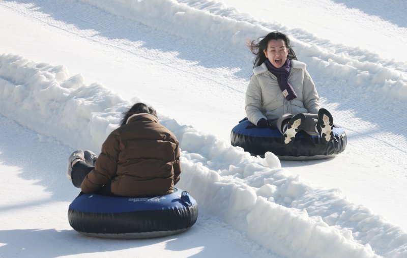 에버랜드 겨울 야외 액티비티 '스노우 버스터'가 개장한 12일 경기 용인시 처인구 에버랜드 눈썰매장 스노우 버스터에서 방문객들이 눈썰매를 타며 즐거운 시간을 보내고 있다. 2025.12.12/뉴스1 ⓒ News1 김영운 기자