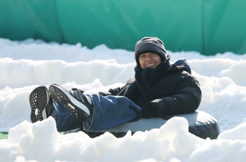 에버랜드 겨울 야외 액티비티 '스노우 버스터'가 개장한 12일 경기 용인시 처인구 에버랜드 눈썰매장 스노우 버스터에서 외국인들이 눈썰매를 타며 즐거운 시간을 보내고 있다. 2025.12.12/뉴스1 ⓒ News1 김영운 기자