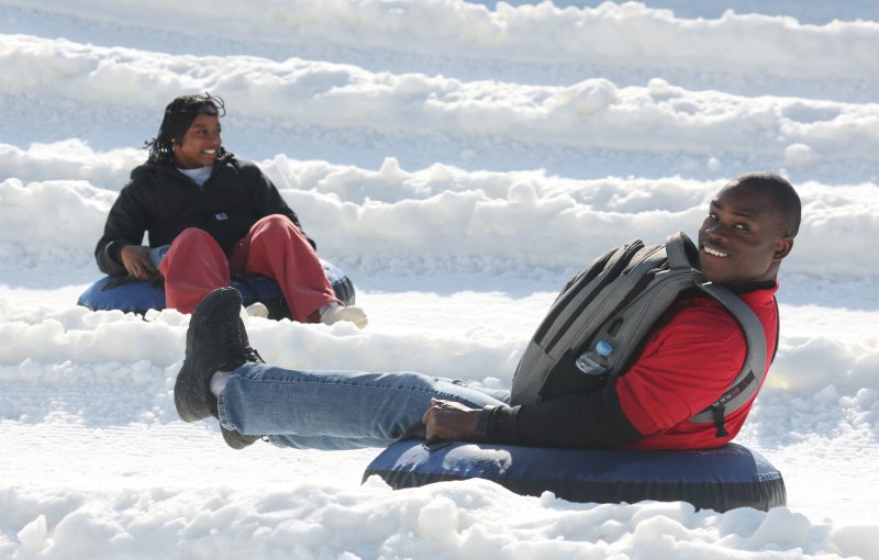 에버랜드 겨울 야외 액티비티 '스노우 버스터'가 개장한 12일 경기 용인시 처인구 에버랜드 눈썰매장 스노우 버스터에서 외국인들이 눈썰매를 타며 즐거운 시간을 보내고 있다. 2025.12.12/뉴스1 ⓒ News1 김영운 기자