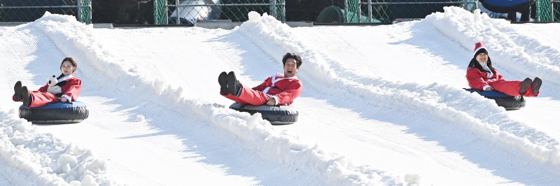 [용인=뉴시스] 김종택 기자 = 12일 경기 용인시 에버랜드 스노우버스터에서 산타복장을 한 시민들이 눈썰매를 타며 즐거운 시간을 보내고 있다. 2025.12.12. jtk@newsis.com