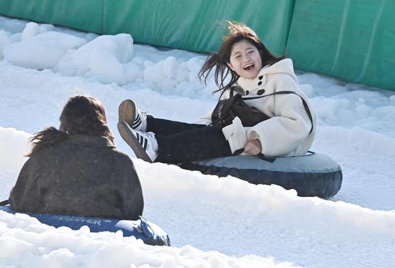 [용인=뉴시스] 김종택 기자 = 12일 경기 용인시 에버랜드 스노우버스터를 찾은 시민들이 눈썰매를 타며 즐거운 시간을 보내고 있다. 2025.12.12. jtk@newsis.com
