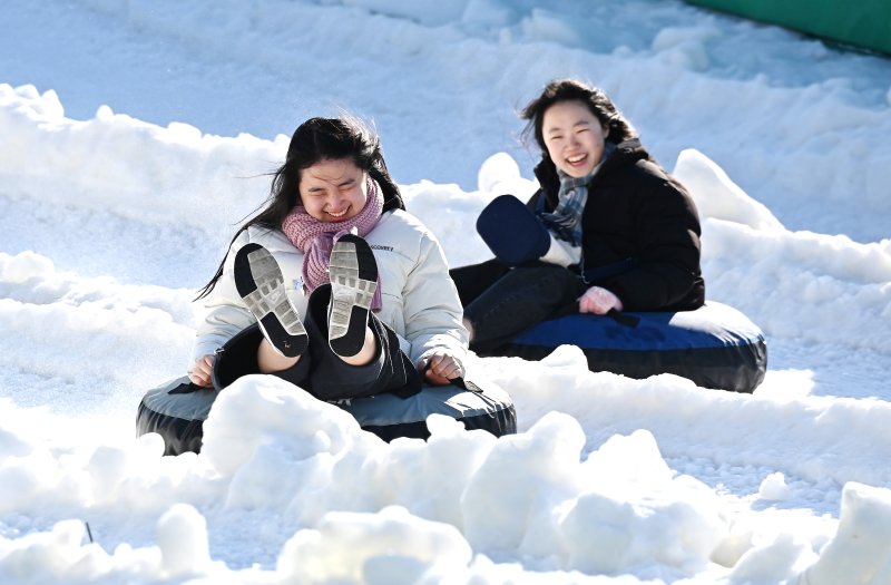 [용인=뉴시스] 김종택 기자 = 12일 경기 용인시 에버랜드 스노우버스터를 찾은 시민들이 눈썰매를 타며 즐거운 시간을 보내고 있다. 2025.12.12. jtk@newsis.com