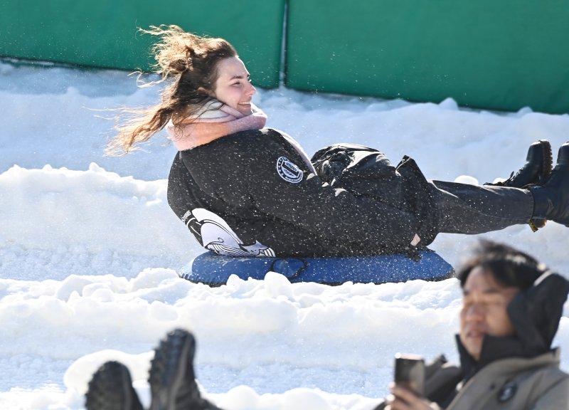 [용인=뉴시스] 김종택 기자 = 12일 경기 용인시 에버랜드 스노우버스터를 찾은 외국인 관광객들이 눈썰매를 타며 즐거운 시간을 보내고 있다. 2025.12.12. jtk@newsis.com