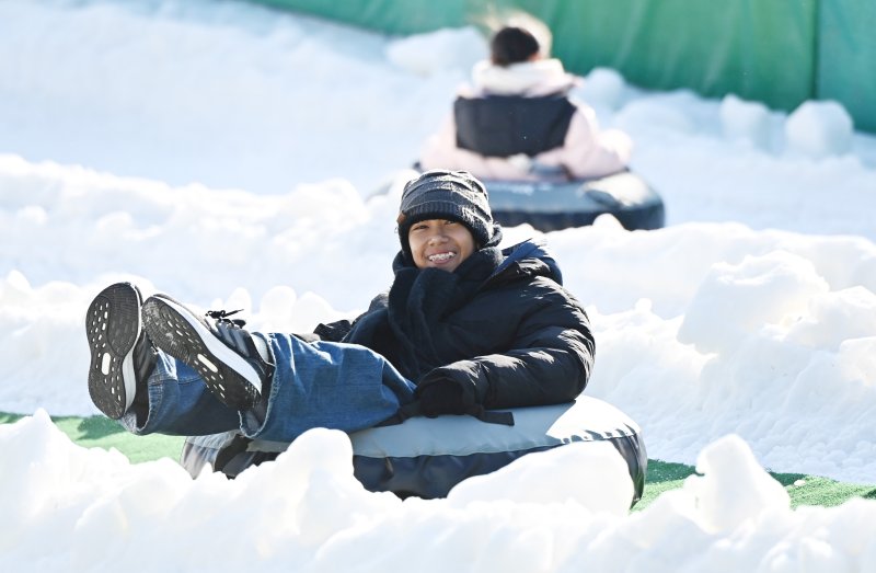 [용인=뉴시스] 김종택 기자 = 12일 경기 용인시 에버랜드 스노우버스터를 찾은 외국인 관광객들이 눈썰매를 타며 즐거운 시간을 보내고 있다. 2025.12.12. jtk@newsis.com