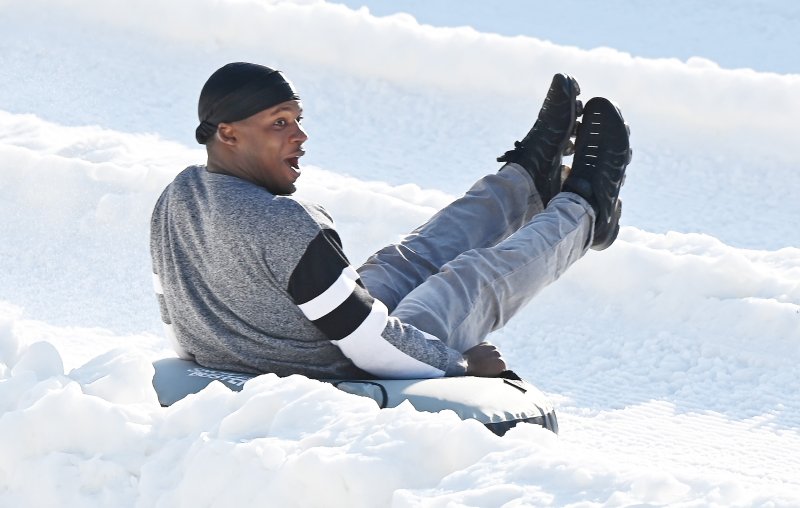 [용인=뉴시스] 김종택 기자 = 12일 경기 용인시 에버랜드 스노우버스터를 찾은 외국인 관광객들이 눈썰매를 타며 즐거운 시간을 보내고 있다. 2025.12.12. jtk@newsis.com