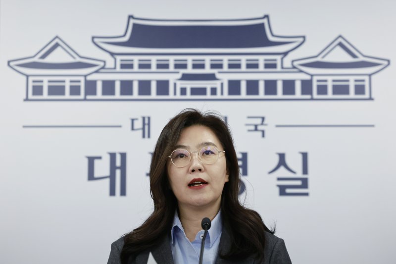 [서울=뉴시스] 최동준 기자 = 강유정 대변인이 12일 서울 용산 대통령실 청사에서 캄보디아 스캠 범죄 대응 성과 관련 브리핑을 하고 있다. 2025.12.12. photocdj@newsis.com