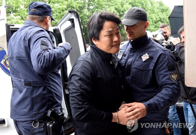 몬테네그로 법원으로 이송 중인 바카라사이트 신고 (출처=연합뉴스)