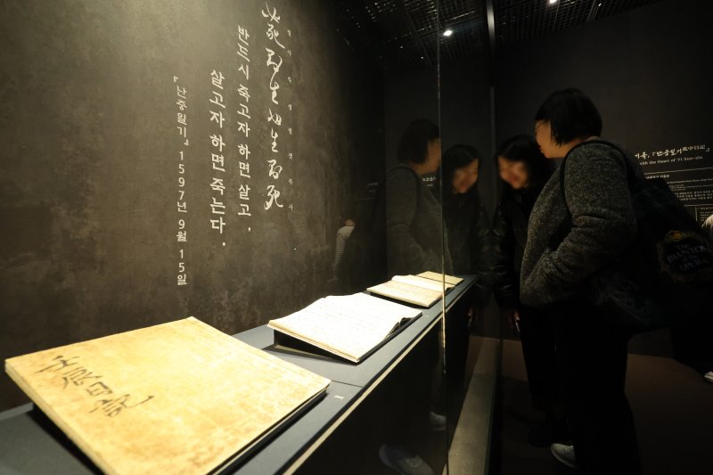 [서울=뉴시스] 황준선 기자 = 12일 서울 용산구 국립중앙박물관에서 열린 '우리들의 이순신' 전시를 찾은 관람객들이 전시를 관람하고 있다. 2025.12.12. hwang@newsis.com