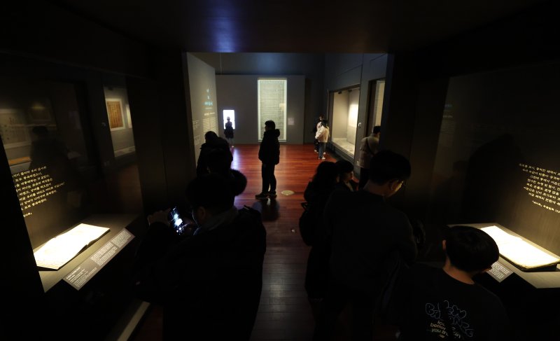 [서울=뉴시스] 황준선 기자 = 12일 서울 용산구 국립중앙박물관에서 열린 '우리들의 이순신' 전시를 찾은 관람객들이 전시를 관람하고 있다. 2025.12.12. hwang@newsis.com