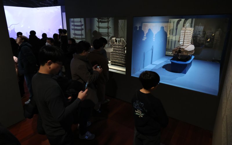 [서울=뉴시스] 황준선 기자 = 12일 서울 용산구 국립중앙박물관에서 열린 '우리들의 이순신' 전시를 찾은 관람객들이 전시를 관람하고 있다. 2025.12.12. hwang@newsis.com