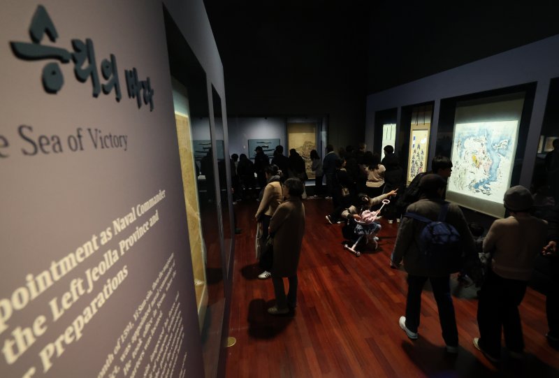 [서울=뉴시스] 황준선 기자 = 12일 서울 용산구 국립중앙박물관에서 열린 '우리들의 이순신' 전시를 찾은 관람객들이 전시를 관람하고 있다. 2025.12.12. hwang@newsis.com
