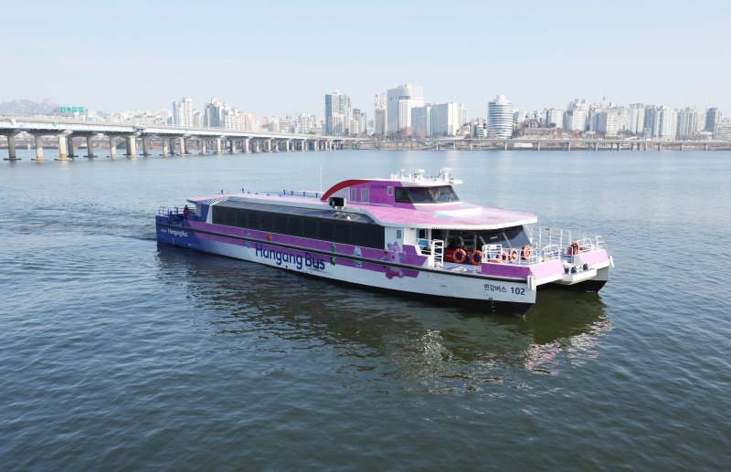 [서울=뉴시스] 김진아 기자 = 한강버스가 12일 서울 영등포구 여의도선착장에 들어서고 있다. 서울시가 한강버스 정부 합동 점검에서 제시된 보완 사항을 철저히 이행, 내년 1월께 정상화한다고 11일 밝혔다. 이에 따라 마곡에서 여의도까지만 운항 중인 한강버스는 내년 1월부터는 압구정~잠실 구간까지 다시 다니게 된다. 2025.12.12. bluesoda@newsis.com