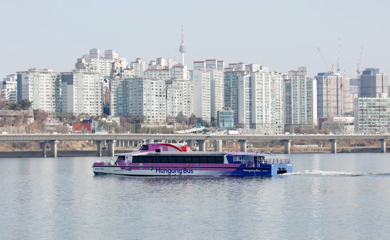 [서울=뉴시스] 김진아 기자 = 한강버스가 12일 서울 영등포구 여의도선착장에서 마곡 방면으로 운항하고 있다. 서울시가 한강버스 정부 합동 점검에서 제시된 보완 사항을 철저히 이행, 내년 1월께 정상화한다고 11일 밝혔다. 이에 따라 마곡에서 여의도까지만 운항 중인 한강버스는 내년 1월부터는 압구정~잠실 구간까지 다시 다니게 된다. 2025.12.12. bluesoda@newsis.com