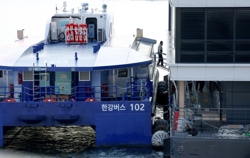 [서울=뉴시스] 김진아 기자 = 한강버스가 12일 서울 영등포구 여의도선착장에 들어서자 탑승객들이 내리고 있다. 서울시가 한강버스 정부 합동 점검에서 제시된 보완 사항을 철저히 이행, 내년 1월께 정상화한다고 11일 밝혔다. 이에 따라 마곡에서 여의도까지만 운항 중인 한강버스는 내년 1월부터는 압구정~잠실 구간까지 다시 다니게 된다. 2025.12.12. bluesoda@newsis.com