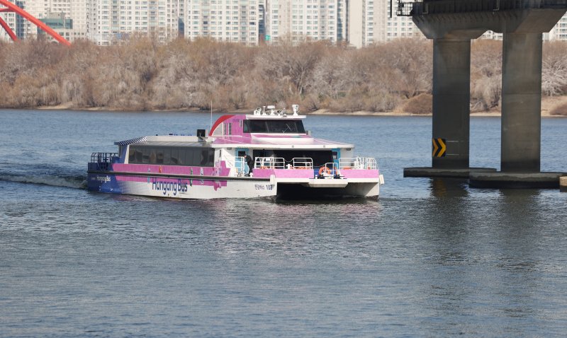 [서울=뉴시스] 김진아 기자 = 한강버스가 12일 서울 영등포구 여의도선착장에 들어서고 있다. 서울시가 한강버스 정부 합동 점검에서 제시된 보완 사항을 철저히 이행, 내년 1월께 정상화한다고 11일 밝혔다. 이에 따라 마곡에서 여의도까지만 운항 중인 한강버스는 내년 1월부터는 압구정~잠실 구간까지 다시 다니게 된다. 2025.12.12. bluesoda@newsis.com