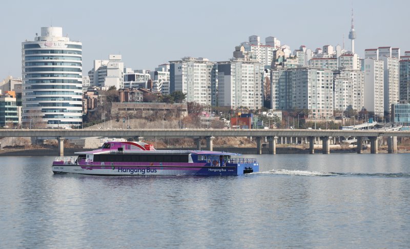 [서울=뉴시스] 김진아 기자 = 한강버스가 12일 서울 영등포구 여의도선착장에서 마곡 방면으로 운항하고 있다. 서울시가 한강버스 정부 합동 점검에서 제시된 보완 사항을 철저히 이행, 내년 1월께 정상화한다고 11일 밝혔다. 이에 따라 마곡에서 여의도까지만 운항 중인 한강버스는 내년 1월부터는 압구정~잠실 구간까지 다시 다니게 된다. 2025.12.12. bluesoda@newsis.com