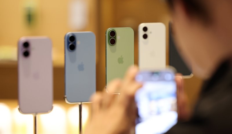19일 오전 서울 중구 명동 애플스토어에서 한 시민이 이날 출시된 애플의 스마트폰 '아이폰17' 제품을 살펴보고 있다. 2025.9.19/뉴스1 ⓒ News1 김진환 기자