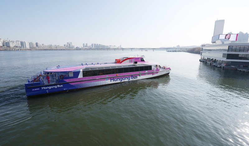 [서울=뉴시스] 김진아 기자 = 한강버스가 12일 서울 영등포구 여의도선착장에 들어서고 있다. 서울시가 한강버스 정부 합동 점검에서 제시된 보완 사항을 철저히 이행, 내년 1월께 정상화한다고 11일 밝혔다. 이에 따라 마곡에서 여의도까지만 운항 중인 한강버스는 내년 1월부터는 압구정~잠실 구간까지 다시 다니게 된다. 2025.12.12. bluesoda@newsis.com