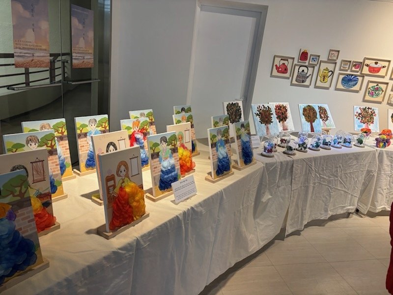 [평택=뉴시스] 평택북부장애인복지관 장애인 작품전시회 '시선의 머뭄'전 (사진=평택시 제공)2025.12.12.photo@newsis.com