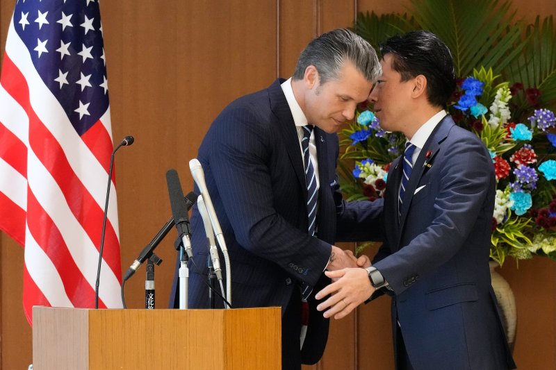 [도쿄=AP/뉴시스]피트 헤그세스 미국 국방장관과 고이즈미 신지로 일본 방위상이 지난 10월 29일 도쿄 방위성에서 회담 후 악수하고 있다. 2025.12.12.