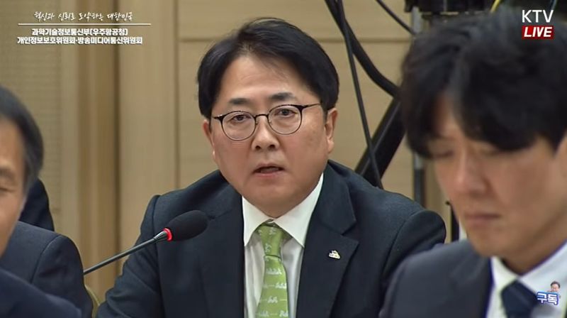 12일 세종컨벤션센터에서 이재명 대통령이 배경훈 부총리 겸 과학기술정보통신부 장관과 송경희 개인정보보호위원장에게 2026년 주요업무보고를 받는 자리에서 과기정통부 산하기관장인 이상훈 한국방송통신전파진흥원(KCA) 원장이 돌연 발언시간을 요청해 정책을 건의했다.