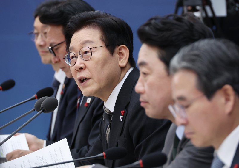 [세종=뉴시스] 최동준 기자 = 이재명 대통령이 12일 세종시 정부세종컨벤션센터에서 열린 과학기술정보통신부·개인정보보호위원회 업무보고에서 발언하고 있다. (대통령실통신사진기자단) 2025.12.12. photocdj@newsis.com