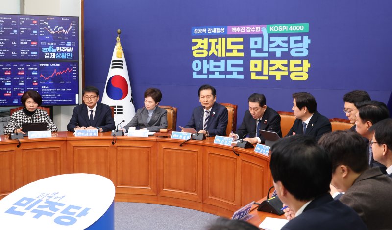 [서울=뉴시스] 김금보 기자 = 정청래 더불어민주당 대표가 12일 서울 여의도 국회에서 열린 최고위원회의에서 발언을 하고 있다. 2025.12.12. kgb@newsis.com