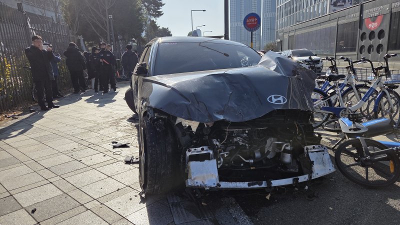 [세종=뉴시스] 강종민 기자 = 12일 낮 세종시 정부세종청사 산업통상자원부 인근에서 발생한 개인택시 단독사고로 차량은 인도를 침범해 철제 담장과 버스정류장 시설물 등을 파손했으며, 공유 자전거도 충격으로 쓰러졌다. 경찰과 소방당국이 출동해 사고 수습과 교통 통제를 진행하고 있다. 2025.12.12. ppkjm@newsis.com *재판매 및 DB 금지