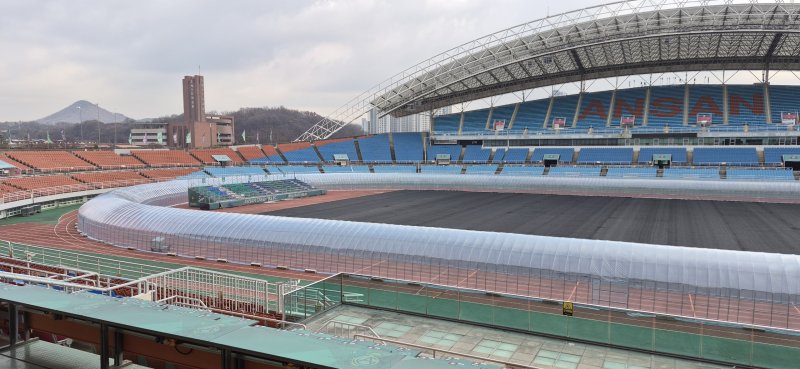 [안산=뉴시스]안산 와~스타디움 전경. 트랙을 따라 비닐하우스가 설치됐다.(사진=안산도시공사 제공)2025.12.12.photo@newsis.com *재판매 및 DB 금지