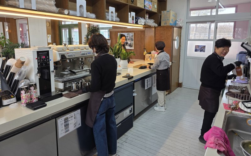 [서산=뉴시스] 충남 서산시 새 노인 일자리로 고용된 시니어 바리스타들이 지난 11일 카페 가재미38에서 환하게 웃으며 일하고 있다. (사진=서산시 제공) 2025.12.12. photo@newsis.com *재판매 및 DB 금지