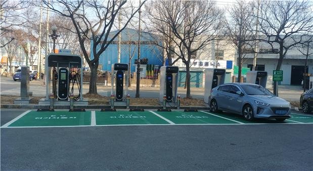 [대구=뉴시스] 대구 북구 유통단지 내 전자관에 설치된 전기차 충전기. (사진=뉴시스 DB). photo@newsis.com