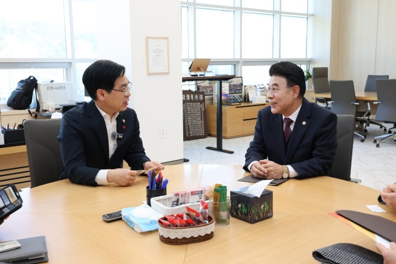 이응우 시장이 행정안전부 김민재 차관을 방문해 지역 현안 해결을 위한 주요 건의사항을 전달했다. (계룡시 제공.재판매 및 DB금지)/뉴스1