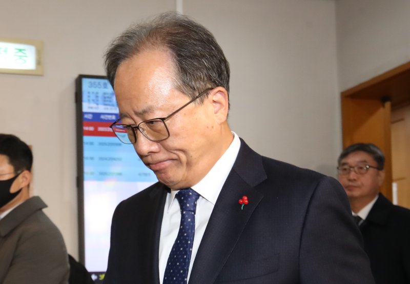 전교조 통일학교 해직 교사들을 특별 채용하도록 지시한 혐의로 기소된 김석준 부산시교육감이 12일 오후 부산 연제구 부산지방법원에서 열린 1심 선고 공판에서 징역 8월에 집행유예 2년을 선고받은 후 법정을 나서고 있다. ⓒ News1 윤일지 기자